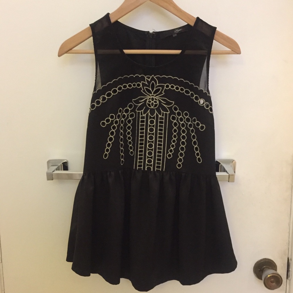 Cute black and gold top!